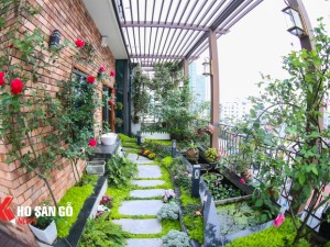 Không gian sân thượng xanh mát với giàn hoa leo