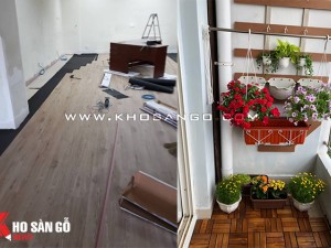 Không gian ban công xanh mát với vỉ gỗ tự nhiên