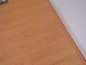 Cách dán len tường sàn gỗ