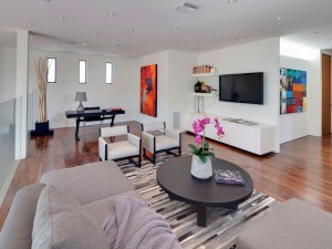 Cách làm sạch sàn gỗ công nghiệp